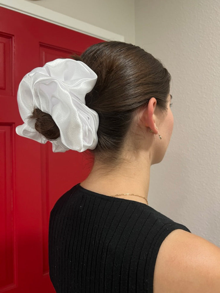 Woman wearing Yuki Jumbo Scrunchie