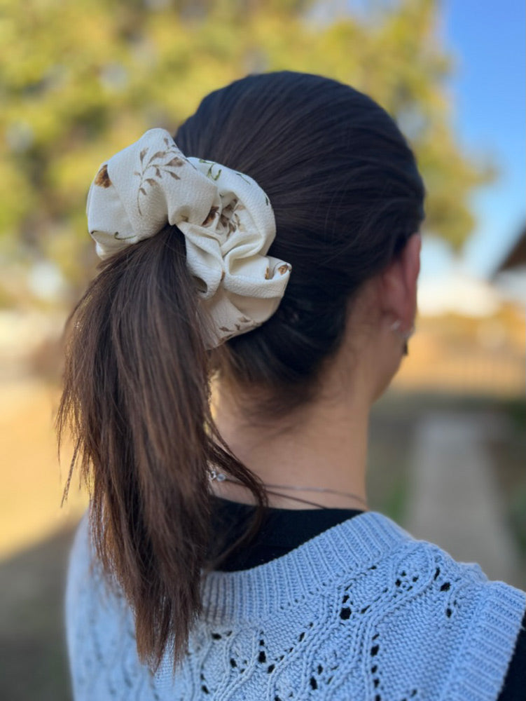 Girl wearing Xara Jumbo Scrunchie