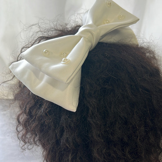 Bridal hair bow with pearls