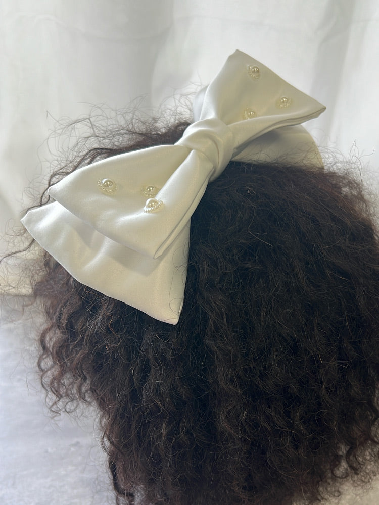 Bridal hair bow with pearls